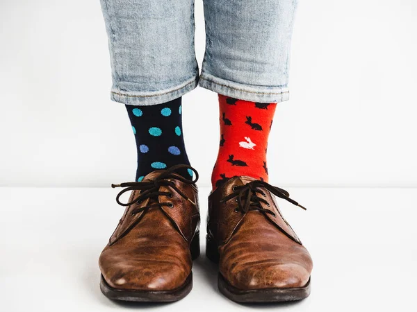 Αντρικά πόδια σε κάλτσες φωτεινά, πολύχρωμα και κομψά παπούτσια — Φωτογραφία Αρχείου