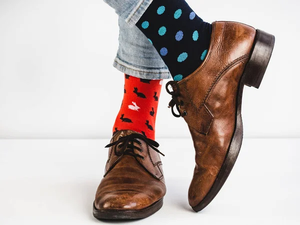 Pernas masculinas em meias brilhantes e coloridas e sapatos elegantes — Fotografia de Stock