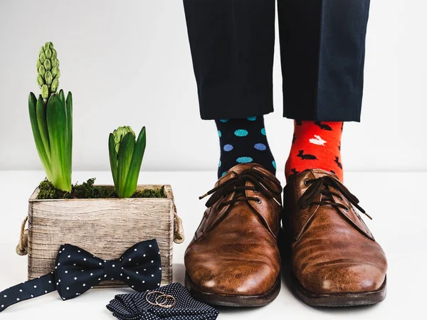 Жених, смешные носки, кольца, цветок и бабочка — стоковое фото
