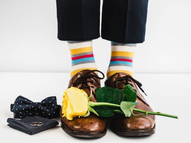 Alyans, gül ve komik çorap