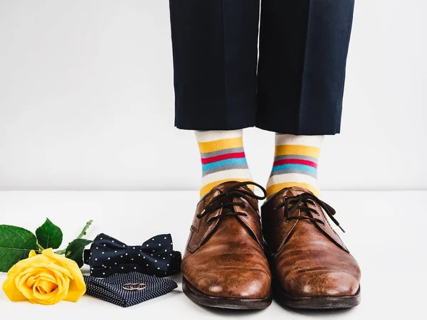 Alyans, gül ve komik çorap