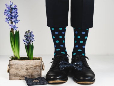 Şık ayakkabılar, alyans ve bitki