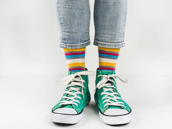 Стильные кроссовки и смешные, счастливые носки — стоковое фото