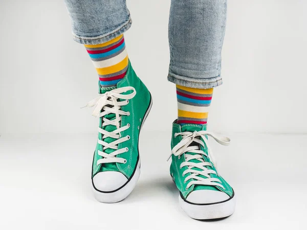 Stylische Turnschuhe und lustige, fröhliche Socken — Stockfoto