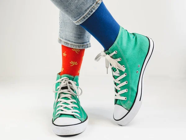 Стильні кросівки і смішні, щасливі шкарпетки — стокове фото