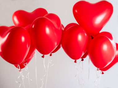 Kalp şeklinde kırmızı balonlar.