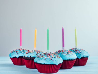 Mumlar ile şenlikli cupcakes