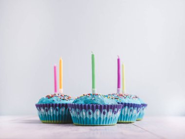 Mumlar ile şenlikli cupcakes