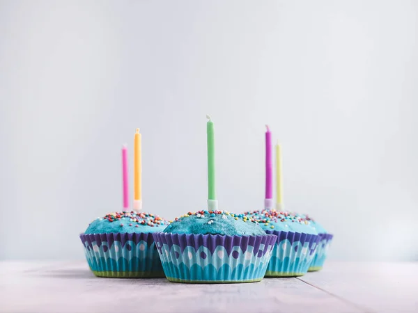 キャンドルとお祝いカップケーキ — ストック写真