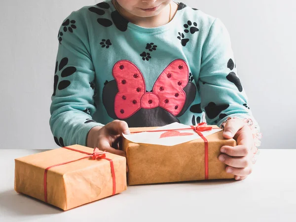 Hijita sosteniendo un regalo — Foto de Stock