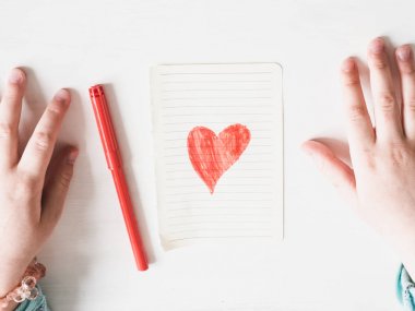 Bir çocuk ve çizilmiş kalp