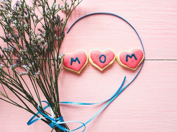 Biscoitos vitrificados com a palavra MOM — Fotografia de Stock