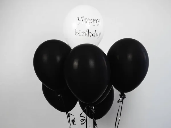 誕生日の挨拶で黒と白の風船 — ストック写真