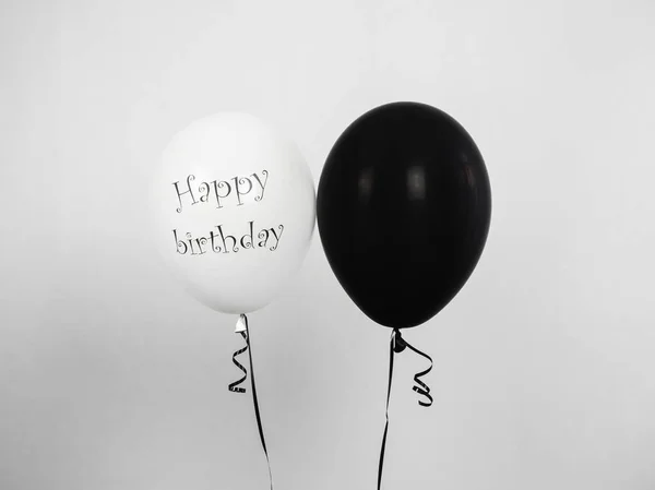 Μαύρο και άσπρο μπαλόνια με χαιρετισμούς γενεθλίων — Φωτογραφία Αρχείου