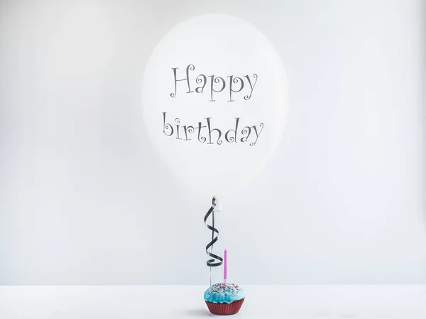 Λευκό, μπαλόνι με χαιρετισμούς γενεθλίων και cupcake — Φωτογραφία Αρχείου