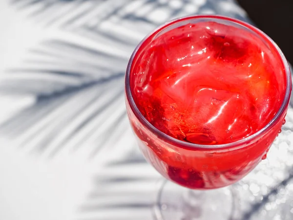 Hermosa copa con un cóctel rosa y hielo — Foto de Stock