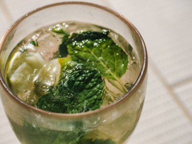 Ferahlatıcı mojito ve buz küpleri ile güzel cam