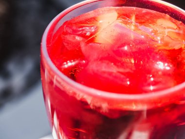 Pembe kokteyl ve buz ile güzel cam