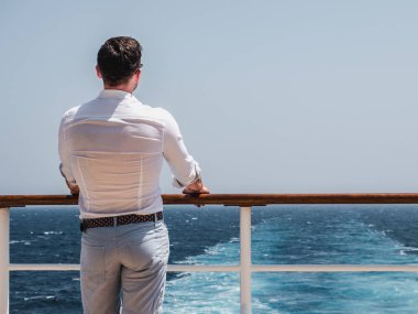 Bir Cruise liner boş güvertede adam