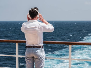 Moda adam beyaz kulaklık müzik dinlerken