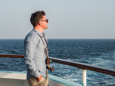 Bir Cruise liner boş güvertede adam