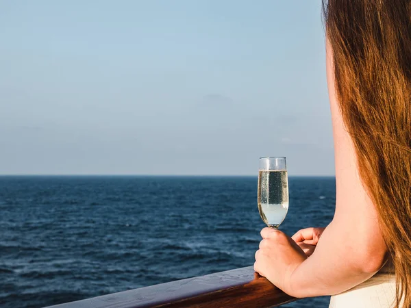 Kobieta trzymająca szklankę na pokładzie — Zdjęcie stockowe