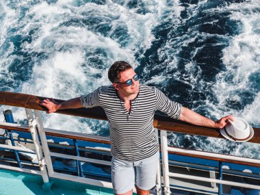 Bir liner boş güvertede gülümseyen adam