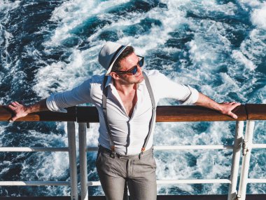 Bir liner boş güvertede gülümseyen adam