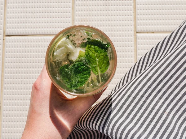 Gyönyörű üveg frissítő Mojito és jégkockák — Stock Fotó