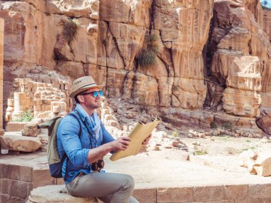 Yakışıklı adam, Petra 'nın manzarasını keşfediyor.