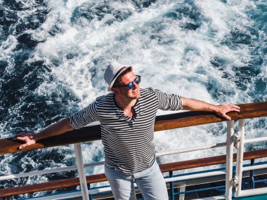 Bir liner boş güvertede gülümseyen adam