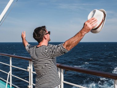 Bir liner boş güvertede gülümseyen adam