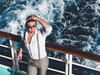 Bir liner boş güvertede gülümseyen adam