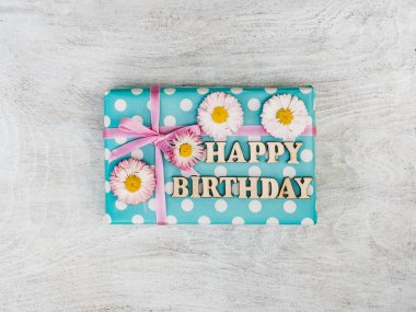 Hediye Kutusu, pembe kurdele ile bağlı