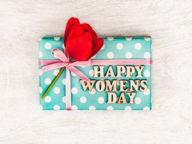 Hediye Kutusu, pembe kurdele ile bağlı