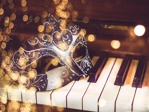 Carnival mask on the background of piano keys — 스톡 사진
