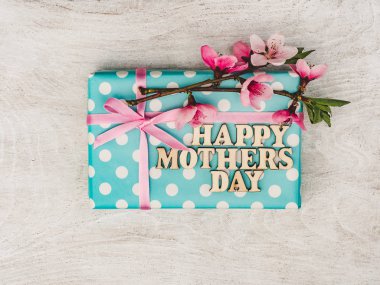 Hediye Kutusu, pembe kurdele ile bağlı