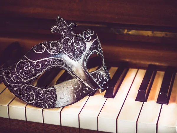 Carnival mask on the background of piano keys — Stock Photo, Image