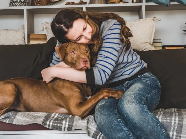 Schicke Frau und liebenswerter, hübscher Welpe. Nahaufnahme — Stockfoto