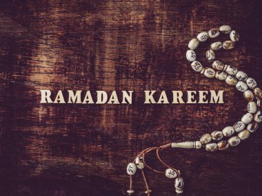 Alfabenin tahta harfleri masanın üzerinde duran RAMADAN KAREEM şeklinde. Güzel kart. İzole arka plan, ahşap yüzey. Akrabalar, arkadaşlar, meslektaşlar için tebrikler.