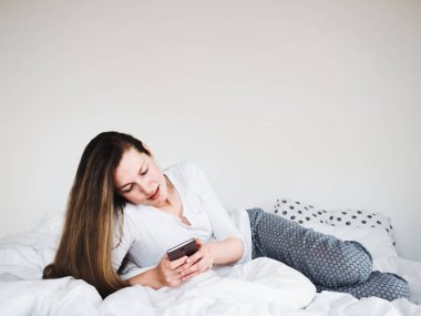 Spa Servisi ve Spa Tedavi 'den sonra güzel, genç bir bayan. Yakın çekim, yan görüş. Dinlenme ve rahatlama kavramı