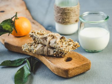 Taze, el yapımı kurabiyeler, kesme tahtasının ve portakal dilimlerinin üzerinde duruyor. Yakın plan, yan görüş. Lezzetli ve sağlıklı yeme konsepti