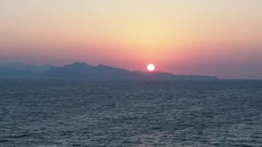 Deniz dalgalarının arka planında büyülü bir günbatımı