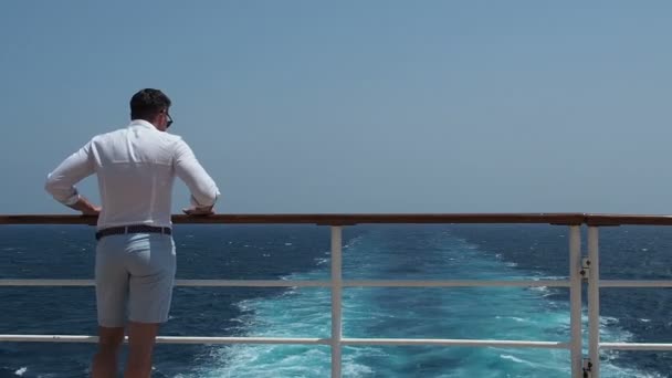 Mann auf dem leeren Deck eines Kreuzfahrtschiffes — Stockvideo