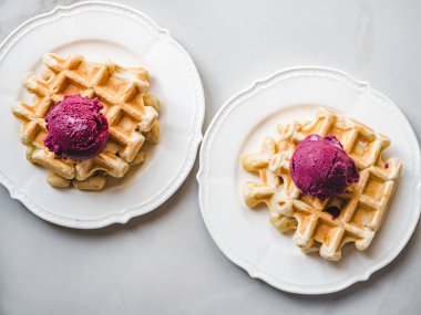 Masada duran ev yapımı dondurma ve mis kokulu waffle 'lar. Yakın çekim, yukarıdan görüş. Lezzetli ve sağlıklı yeme konsepti