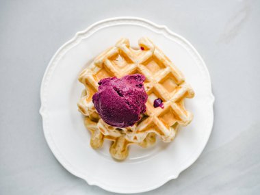 Masada duran ev yapımı dondurma ve mis kokulu waffle 'lar. Yakın çekim, yukarıdan görüş. Lezzetli ve sağlıklı yeme konsepti