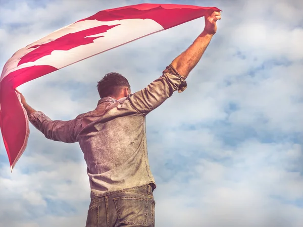 Attraktiver Mann Mit Kanadischer Flagge Auf Blauem Himmel Einem Klaren — Stockfoto