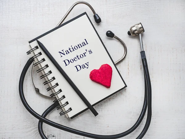 Šťastný Národní Den Doktorů Krásná Karta Izolované Pozadí Dřevěný Povrch — Stock fotografie