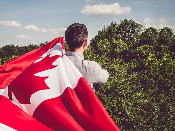 Attraktiver Mann Mit Kanadischer Flagge Auf Blauem Himmel Einem Klaren — Stockfoto