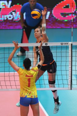 Budapeşte, Macaristan 23 Ağustos 2019: Myrthe Schoot (mavi), Hollanda (mavi) Romanya (sarı) 2019 Cev Voleybol Avrupa Şampiyonası bayanlar voleybol maçında topa vuruyor.